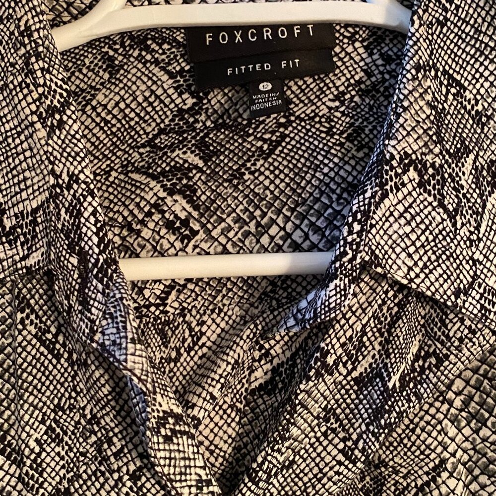 Gorgeous black and ivory snake print Foxcroft shirt - 12